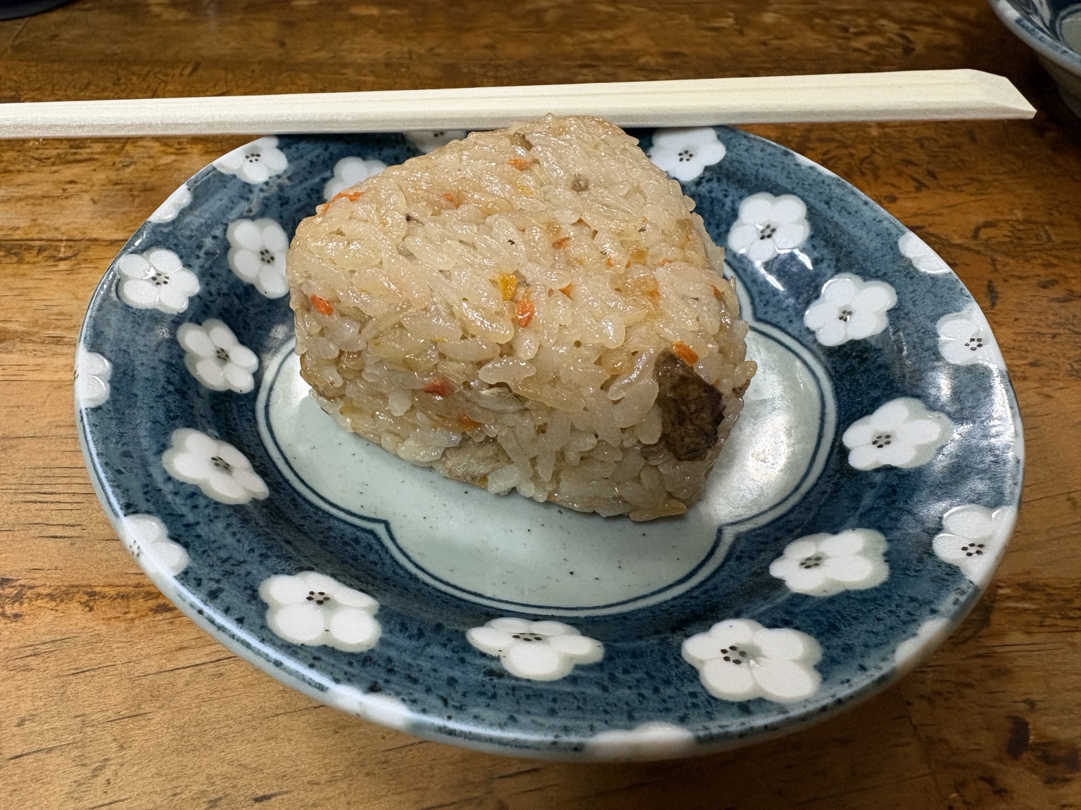皿にのったかしわおにぎり